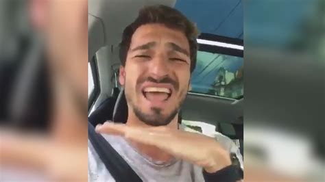 Mats Hummels präsentiert seine Rap